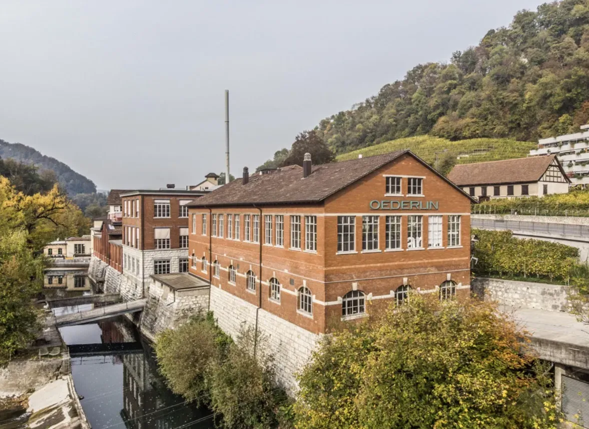 Das Oederlin Areal in Rieden bei Baden, Backsteingebäude am Wasser