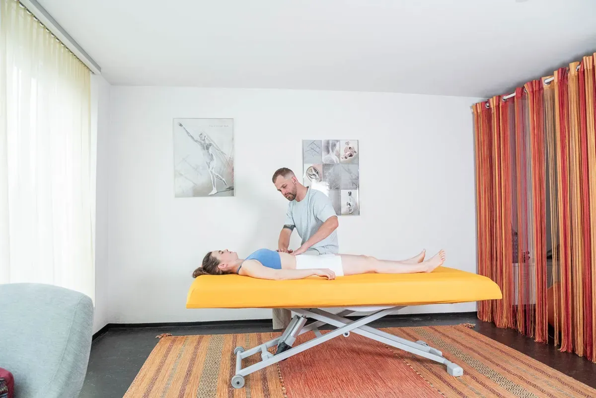 Behandlungsraum im Studio Oerlikon mit gelber Behandlungsliege